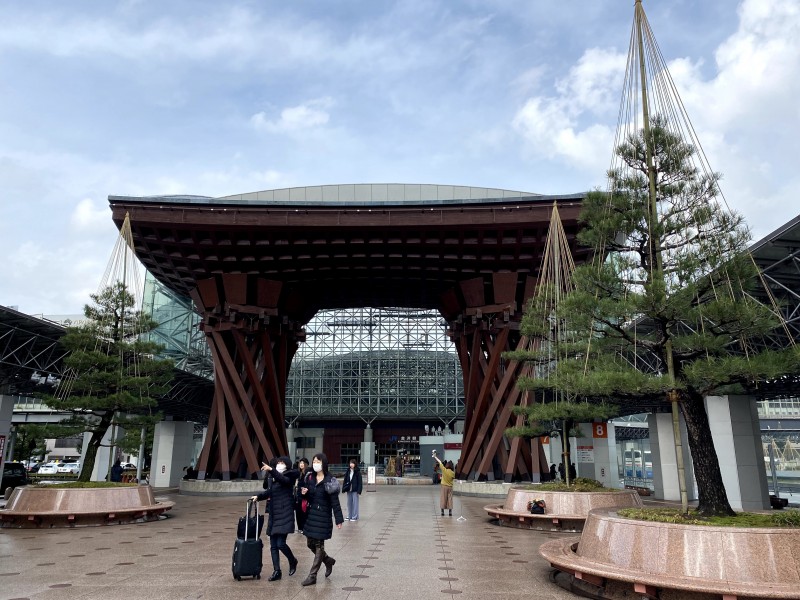 世界で最も美しい駅14選　金沢駅自慢の鼓門と記念写真