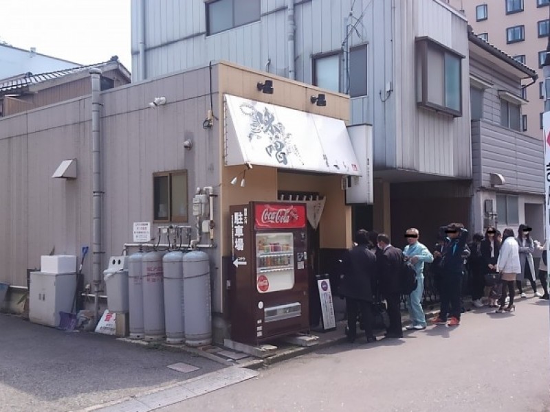 【１１：２０】金沢駅徒歩５分以内の行列店、「麺屋大河」にオープン直前から並んでみる。