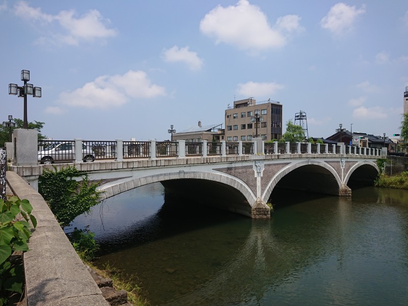 【１１：３０】ひがし茶屋街と主計町茶屋街を結ぶ観光のメインストリート「浅野川大橋」