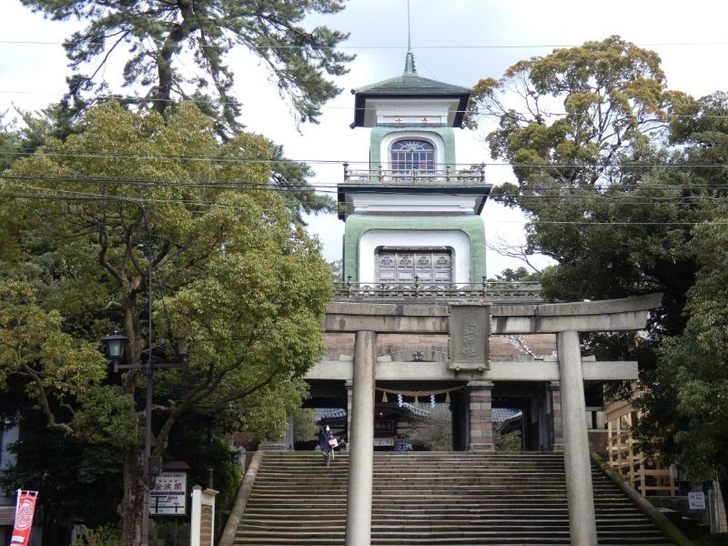 【１３：０５】和漢洋の建築様式が用いられた神門のギヤマンが美しい尾山神社