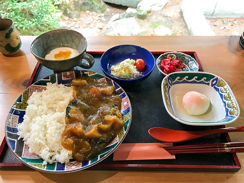 【１２：００】ランチは「おいしいいっぷく鏑木」で加賀野菜カレー