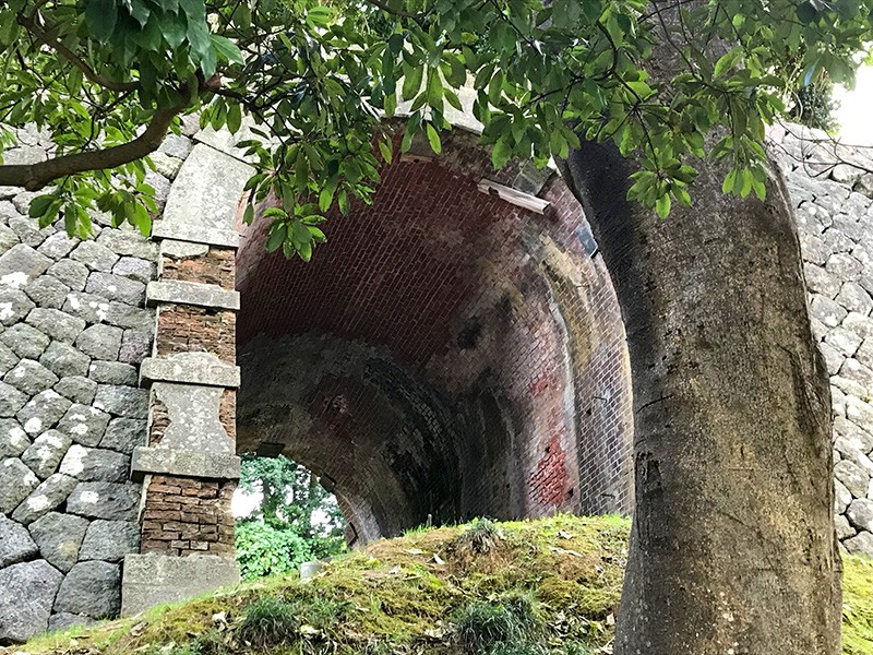 【１４：４０】戌亥櫓石垣に掘られた「レンガ造りのトンネル」