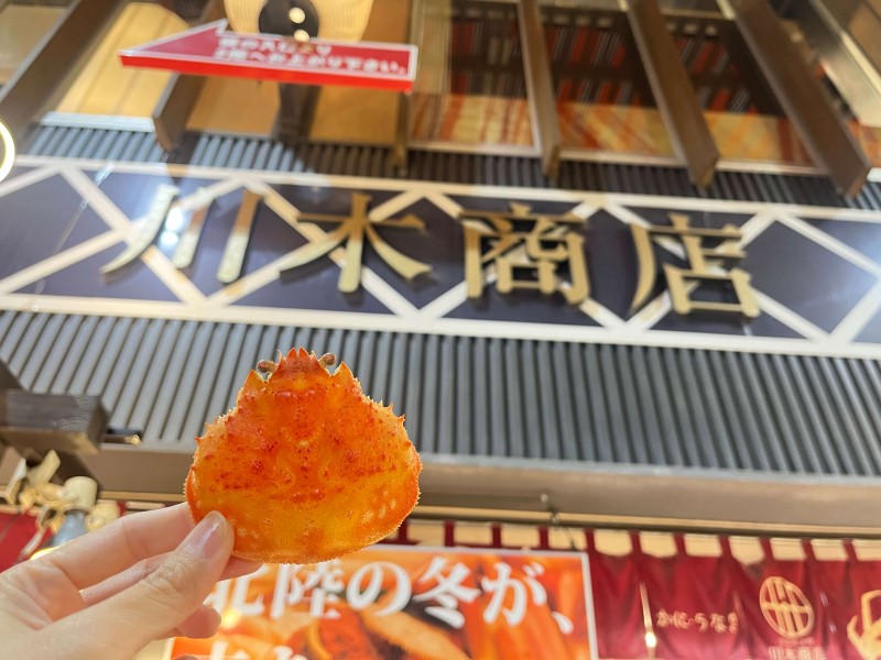 【11:３０】川木商店で茹でカニをカニ酢をかけて食べる