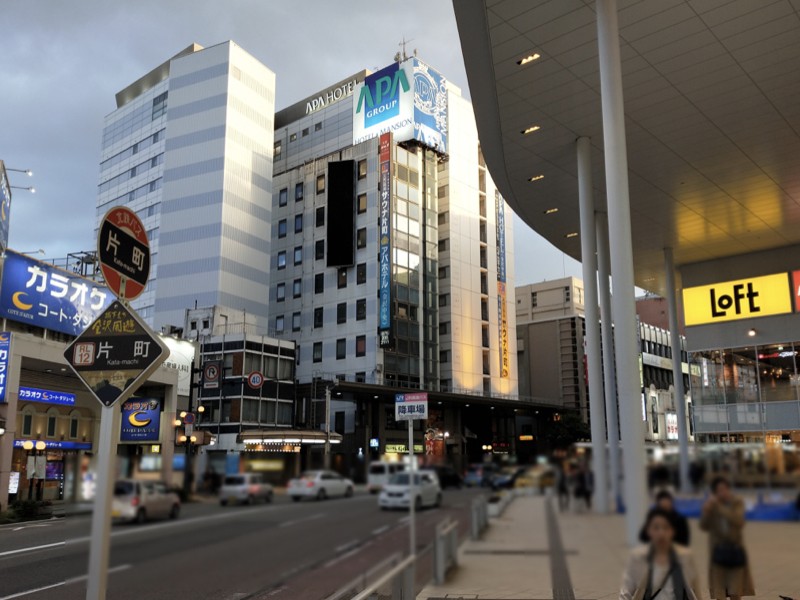 【１８：００】金沢の中心市街地「片町（かたまち）」片町きらら前バス停よりスタート。