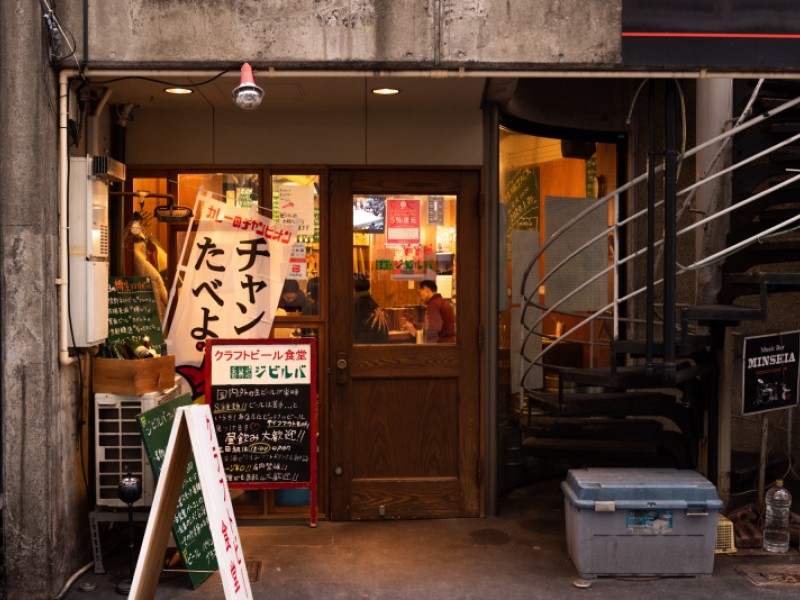 【３軒目１７：００】金沢にクラフトビールを広めた先駆け「香林坊ジビルバ」で、餃子とビールのコラボを堪能