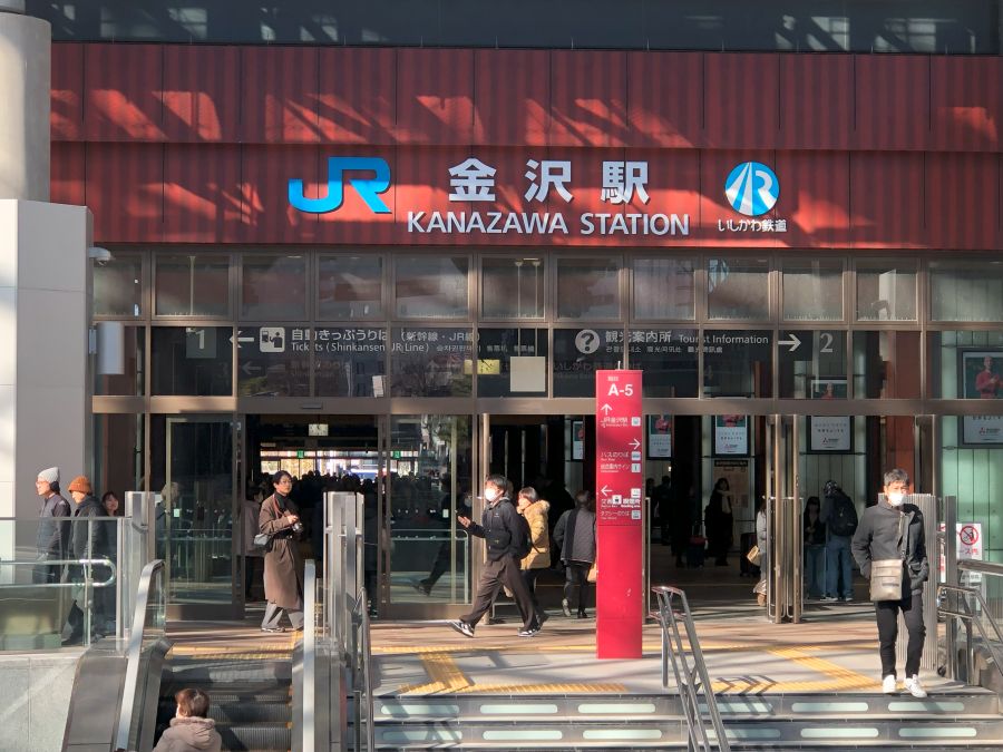 【10:00】スタートは「JR金沢駅」。まずは駅前のやかんの不思議に迫ります！
