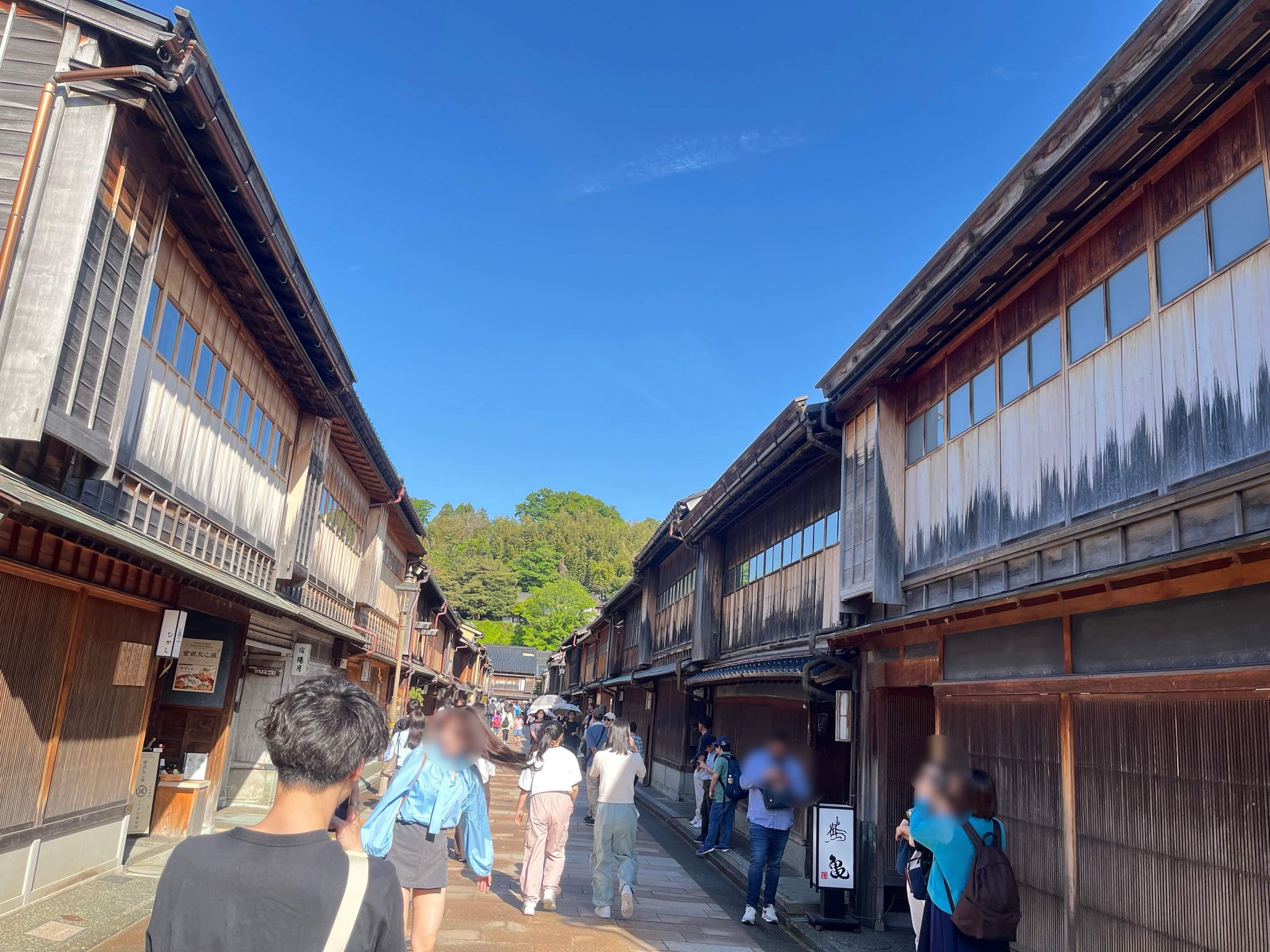 【12：20】ひがし茶屋街広見側で、歴史的街並みを愛でる