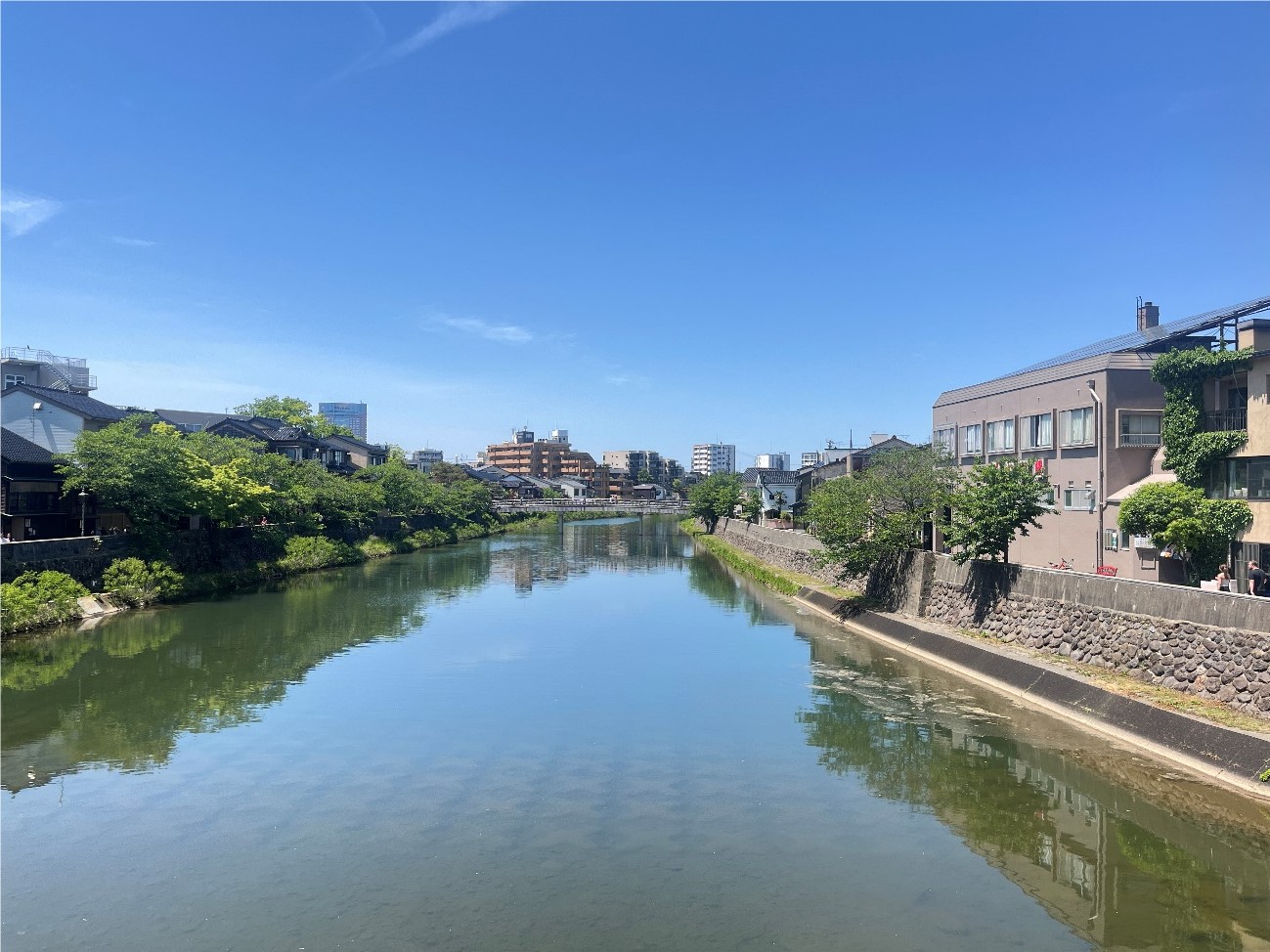 浅野川大橋を渡ってゆっくりと歩く